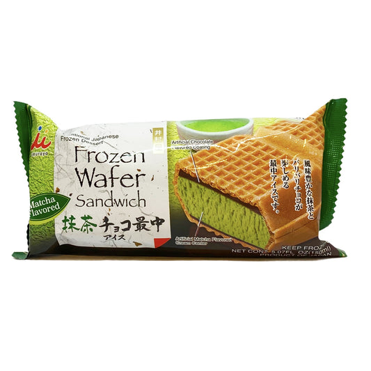 Waffle sandwich with ice cream: matcha and chocolate